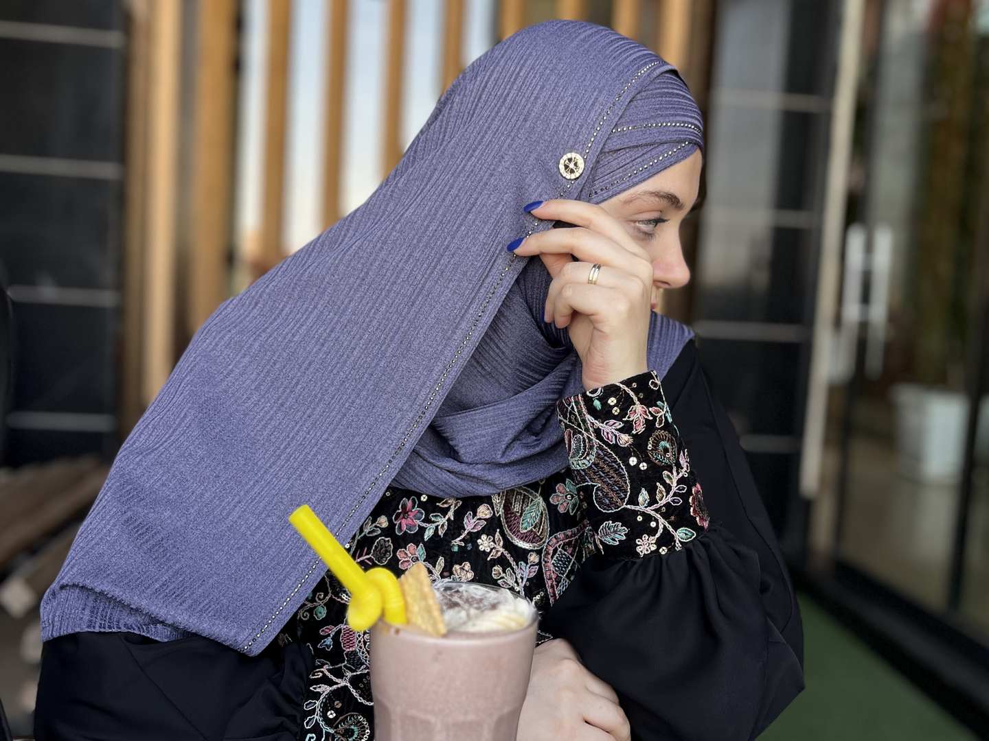 تصویر 4 از خرید عمده شال کشی نگینی + انتخابی شیک و پرفروش برای فروشگاه ها